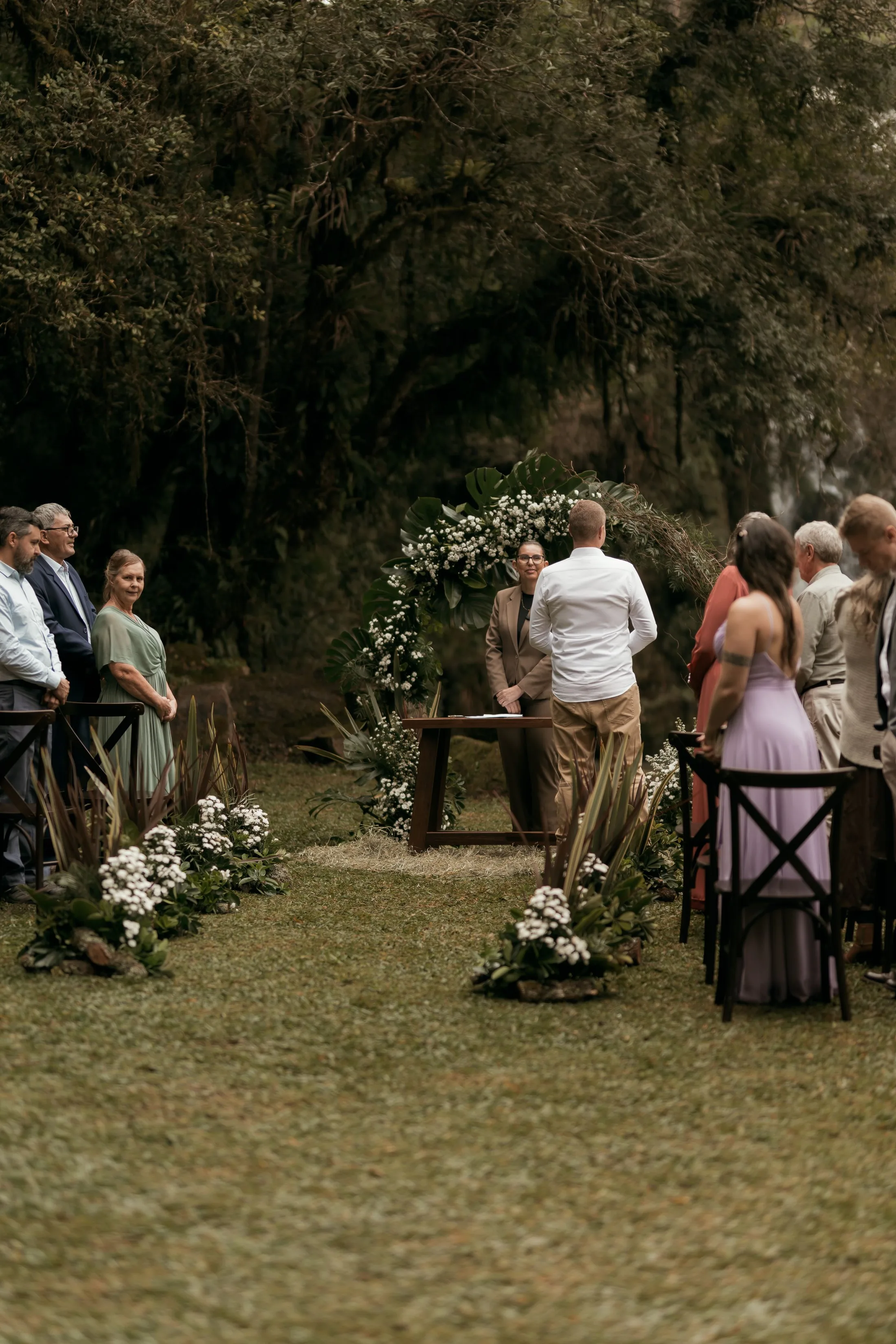 Cerimônia de casamento ao ar livre com convidados; fotografia ilustrativa