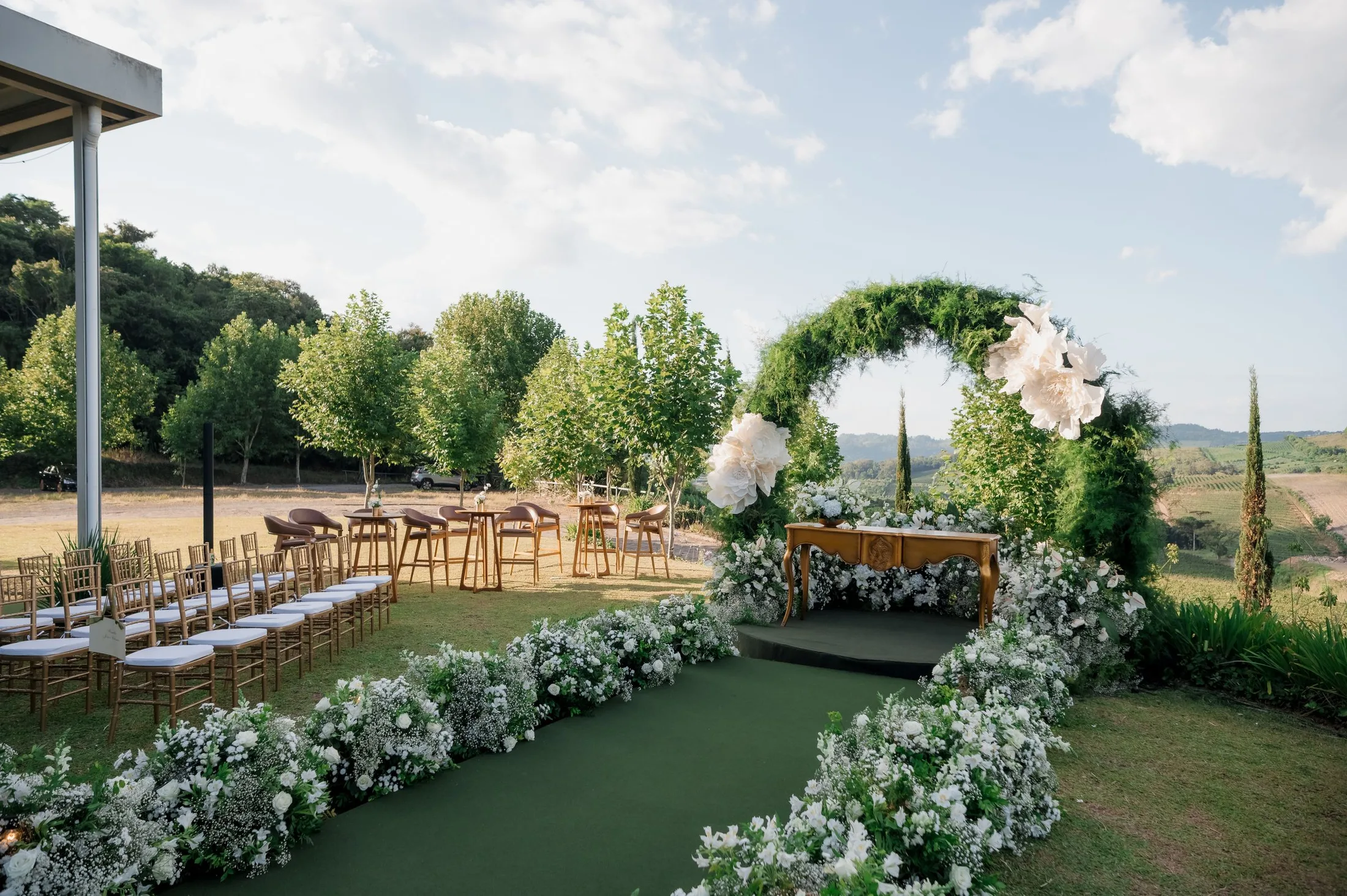 Cadeiras e altar com flores em um jardim; fotografia licenciada ilustrativa de outro local