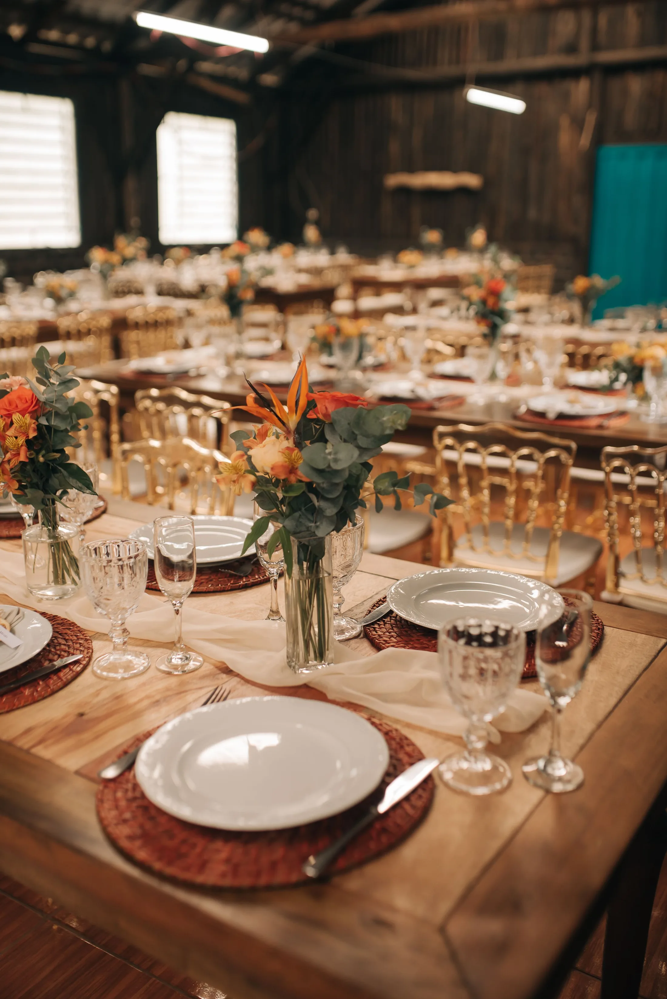 Mesas decoradas para jantar; referência licenciada