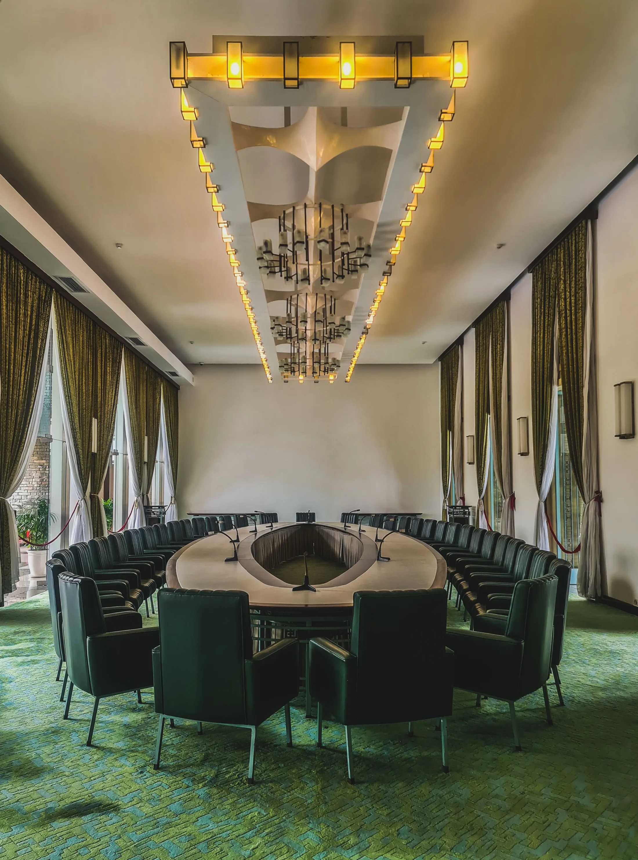 Sala de reuniões com mesa oval e cadeiras; fotografia ilustrativa